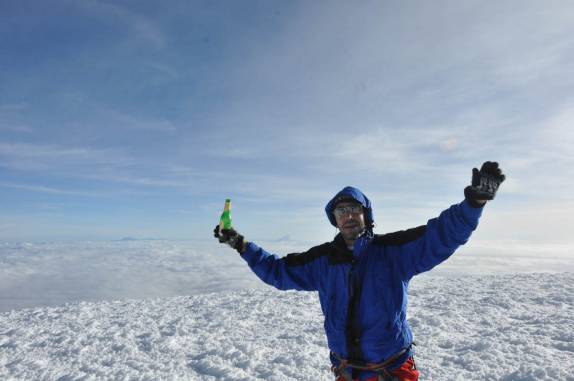 Com uma cerveja na mão, a celebração da chegada ao cume do Whymper, o ponto mais alto do Chimborazo, com 6.310 metros (Equador)